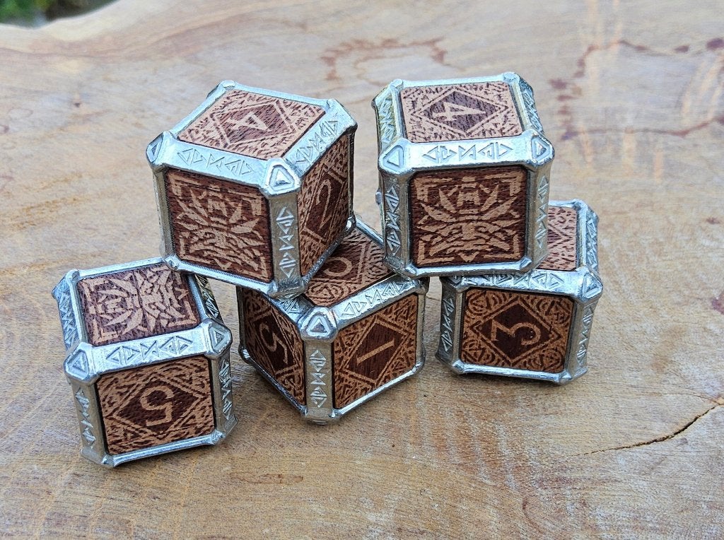 The Witcher Hybrid Dice Poker Set 5D6, Q Workshop, Drie of vier spelers, Ophalen of Verzenden, Zo goed als nieuw, Q Workshop