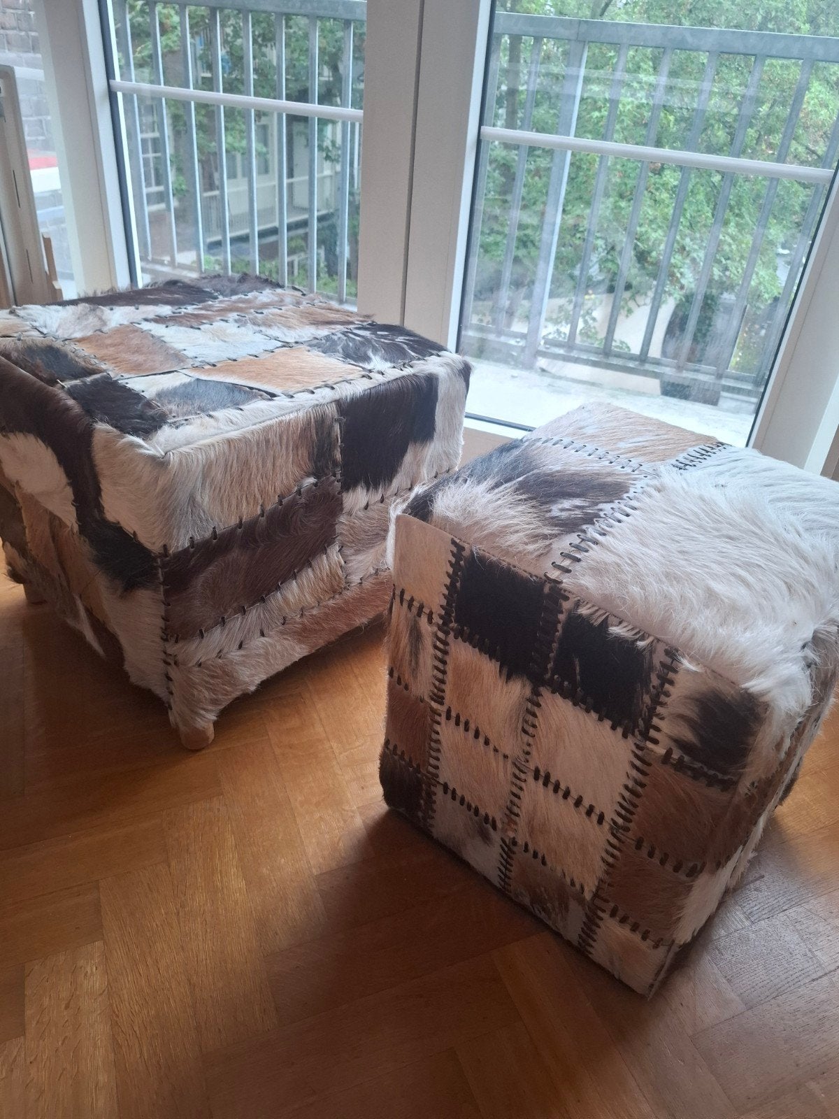 2 poefjes, bijzettafels, nachtkastje  koeienhuis patchwork, Ophalen, Minder dan 45 cm, Minder dan 55 cm, Rond