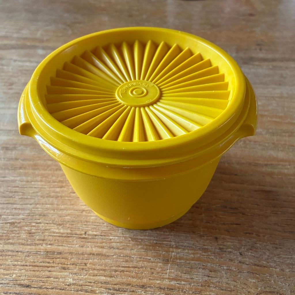Vintage Tupperware gele bewaardoos zonnedeksel Ø11,5cm, Ophalen of Verzenden, Gebruikt, Geel, Bus of Trommel