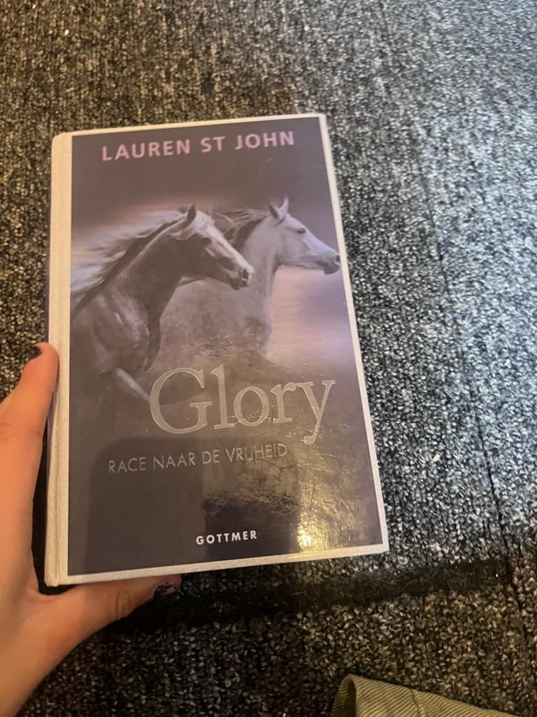 Lauren St John - Glory, Boeken, Ophalen of Verzenden, Zo goed als nieuw, Lauren St John
