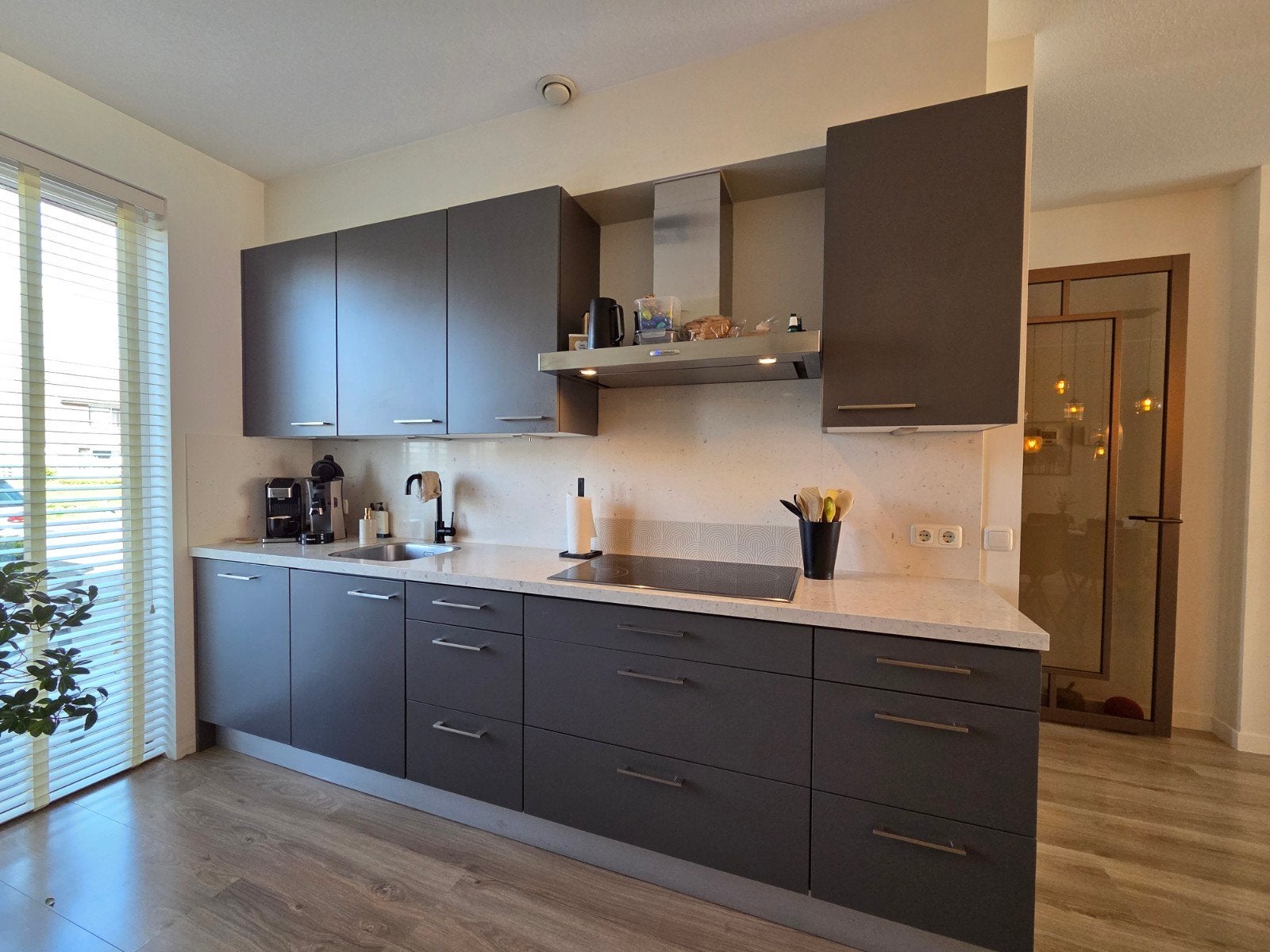 Mooie grijze Keller keuken met losstaand blok en apparatuur, Ophalen, Gebruikt, Enkelwandige keuken, Composiet