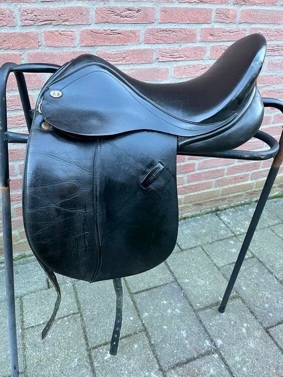Knight rider 16 inch dressuuurzadel, Dieren en Toebehoren, Dressuur, ., Overige merken, Diepe zit