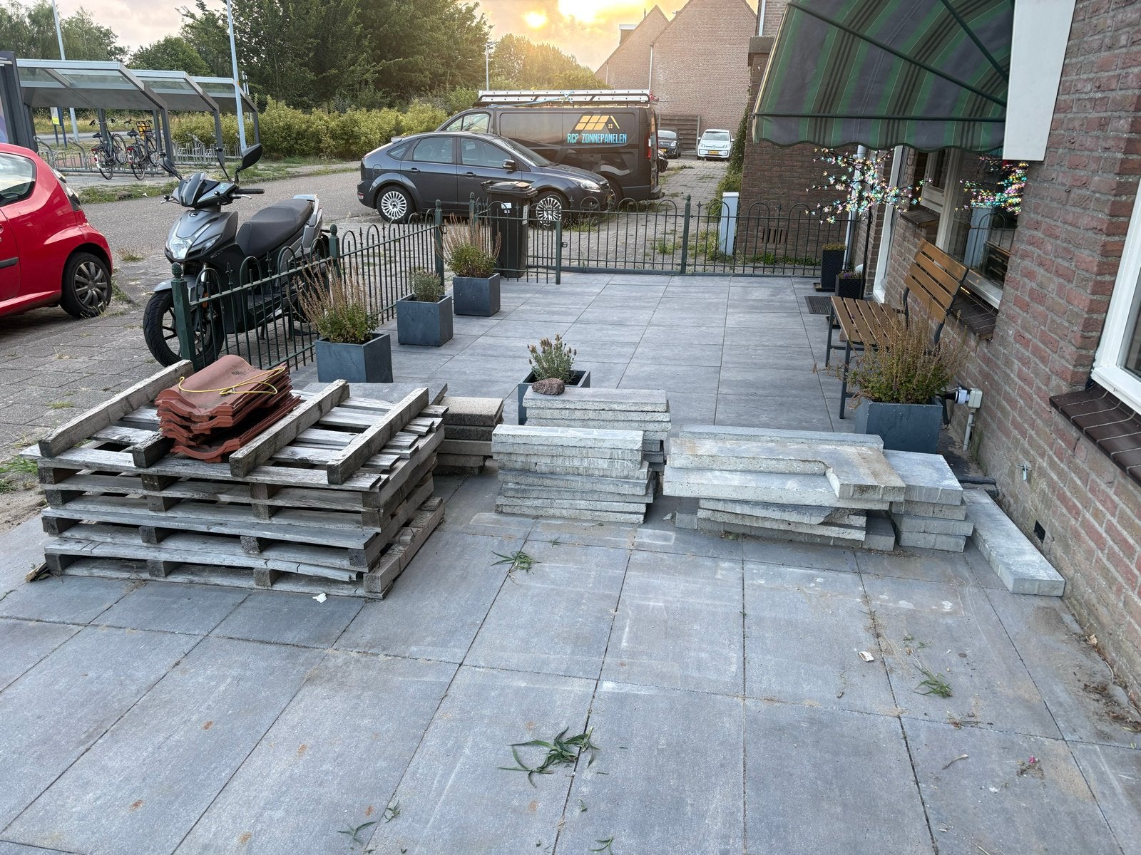 Gratis af te halen: Gebruikte terrastegels en dakpannen, Ophalen of Verzenden, Zo goed als nieuw