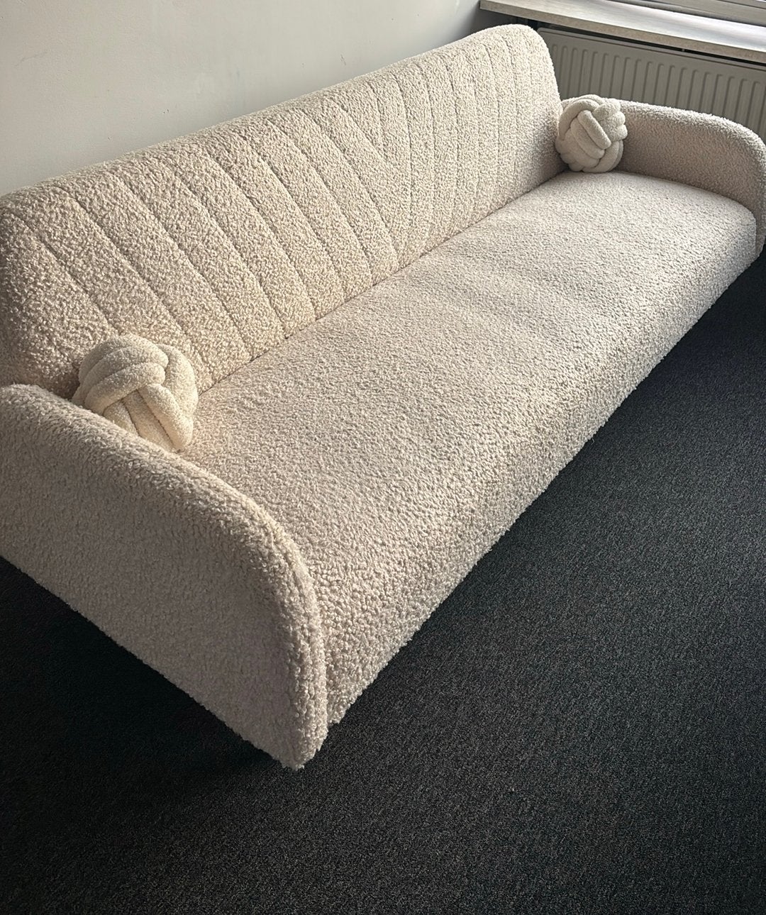 Foto 3 van Bouclé bank met kussens,witte tafel,tv meubel,tapijt