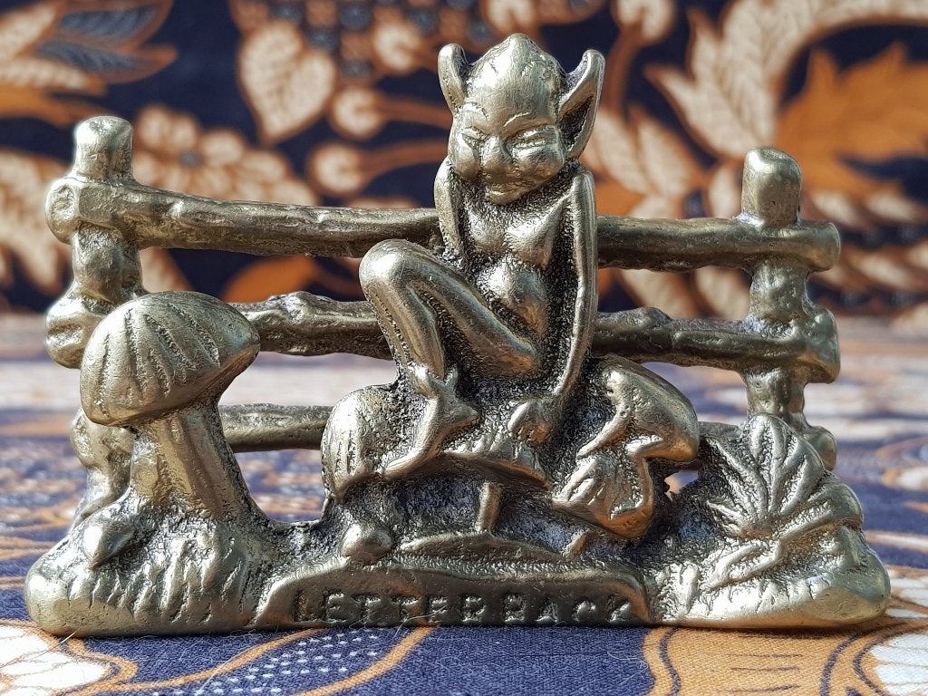Mooie oude Engelse brievenhouder met een Pixie 8,5 cm., Ophalen of Verzenden, Koper