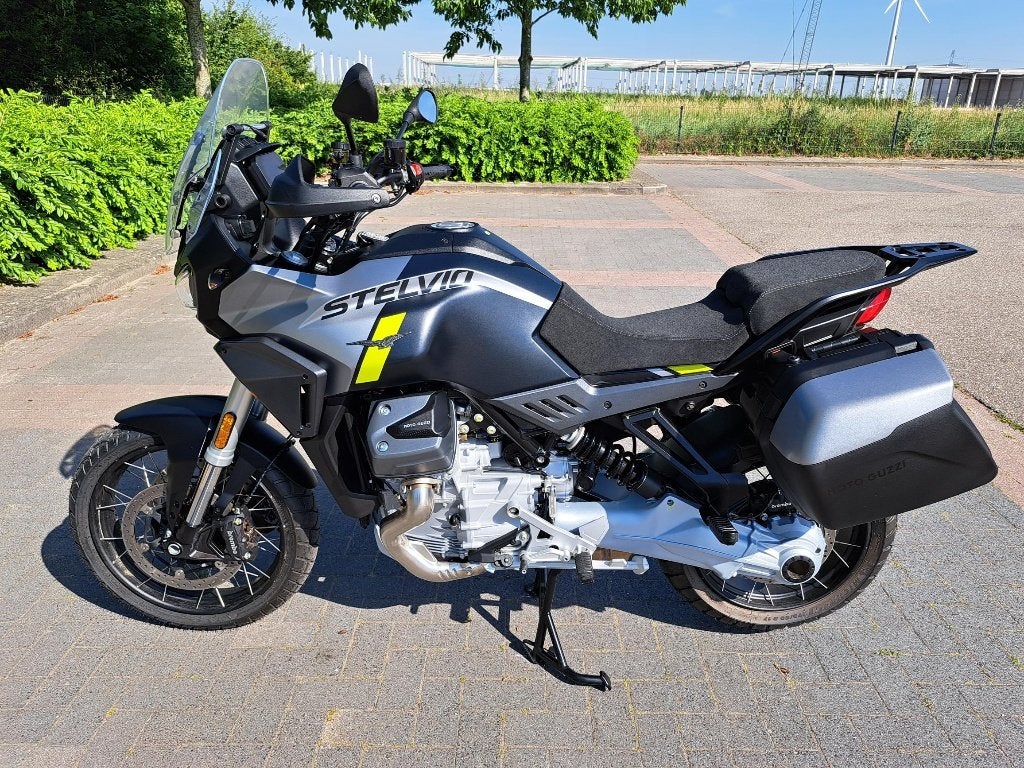 Gloednieuwe Moto Guzzi Stelvio / 2025 / 110 km. op de teller, Motoren, 2 cilinders, Nieuw, Motorrijbewijs A, Particulier