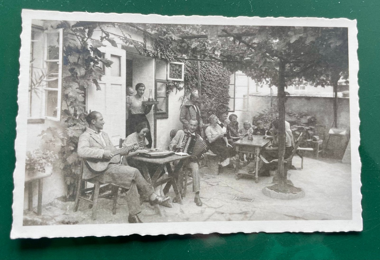 Zwart wit ansichtkaart - der Wiener Heurige, Ophalen of Verzenden, Voor 1940, Zo goed als nieuw