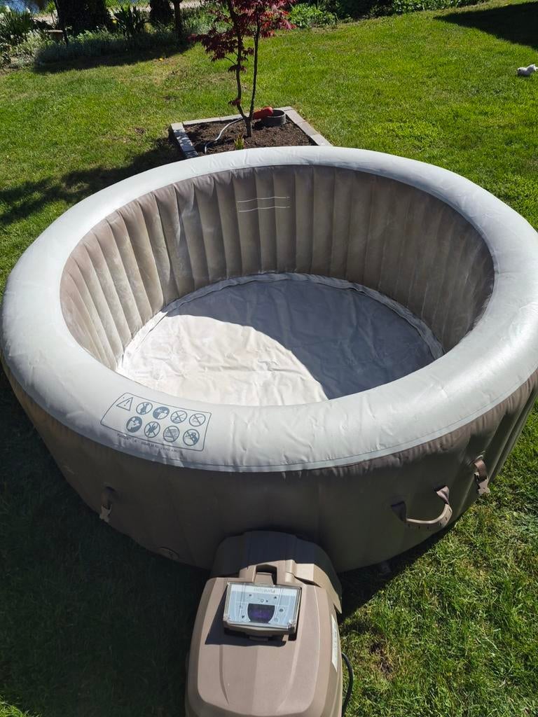 Intex Jacuzzi met toebehoren - Zo goed als nieuw, Tuin en Terras, Bubbelbaden en Hottubs, Zo goed als nieuw, Opblaasbaar, Afdekzeil
