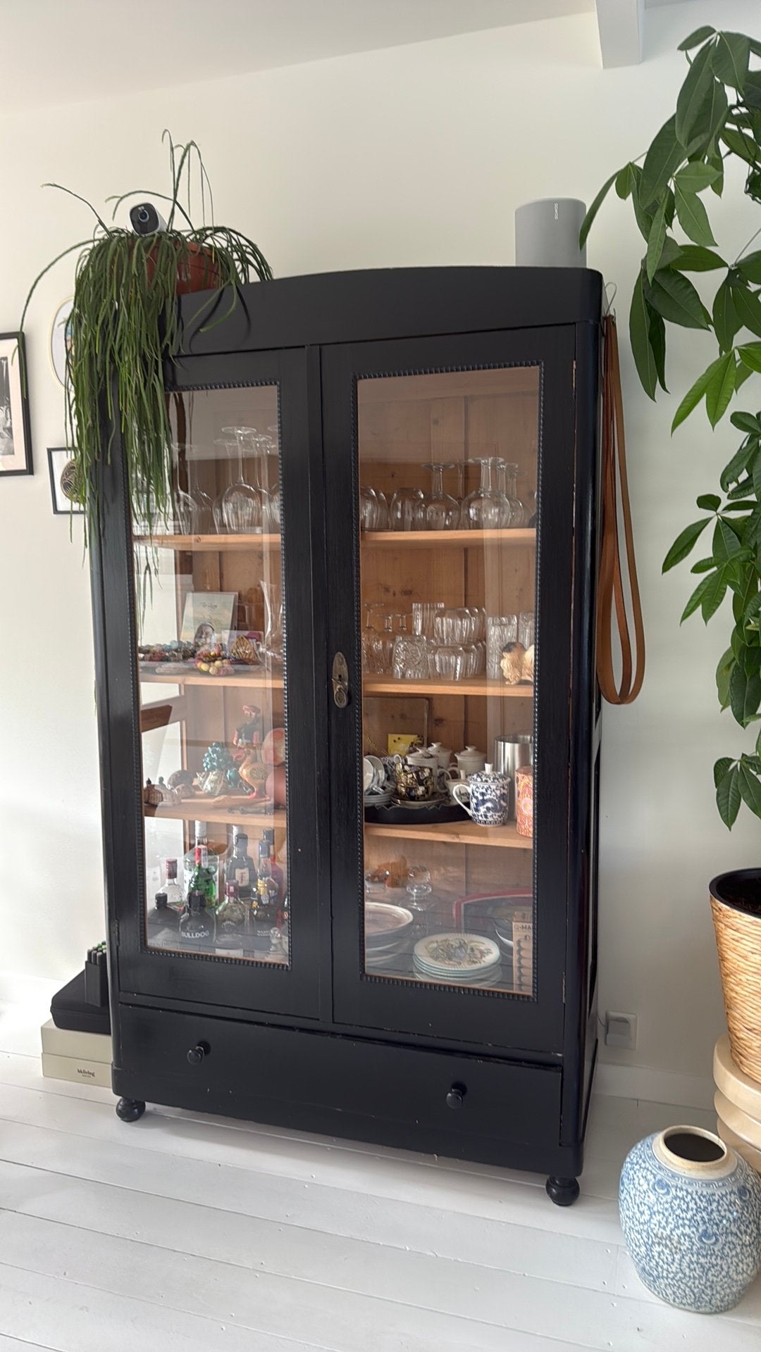 Antieke massieve vitrine kast zwart geschilderd, Ophalen, Gebruikt, 200 cm of meer, Grenenhout