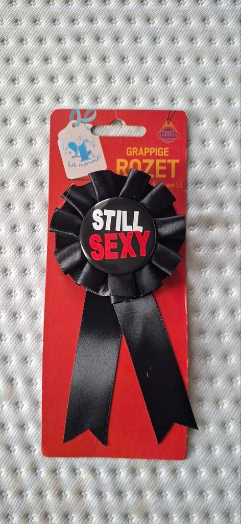 Grappige Rozet 'Still Sexy' - Perfect voor Verjaardagen!, Ophalen of Verzenden, Nieuw, Feestartikel, Verjaardag