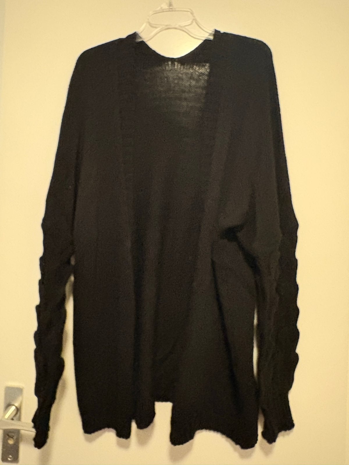 Zwart gebreid vest met leuke mouwen, Ophalen of Verzenden, Zo goed als nieuw, Maat 42/44 (L), Zwart