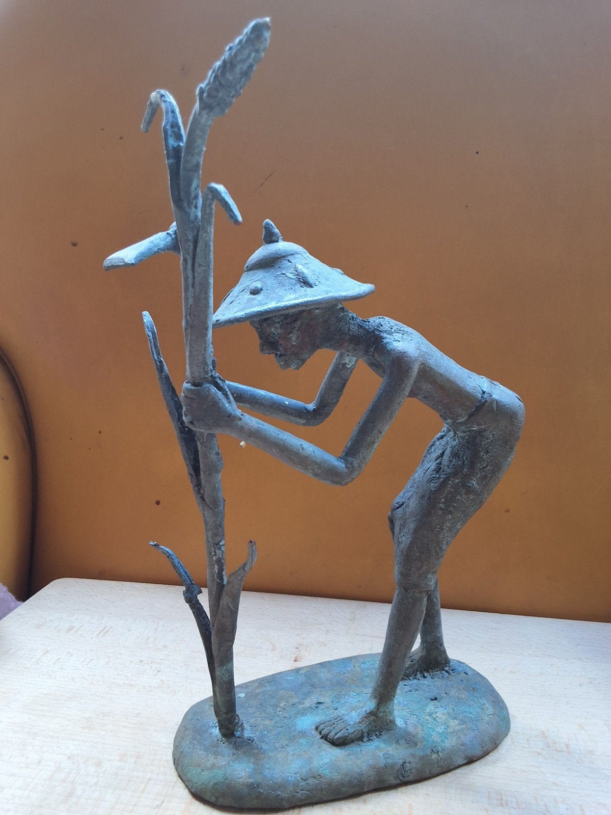 Bronzen beeld: Aziatische boer met hoed en werktuig vietnam, Ophalen of Verzenden, 20 - 50 cm, Beeld, Bruin