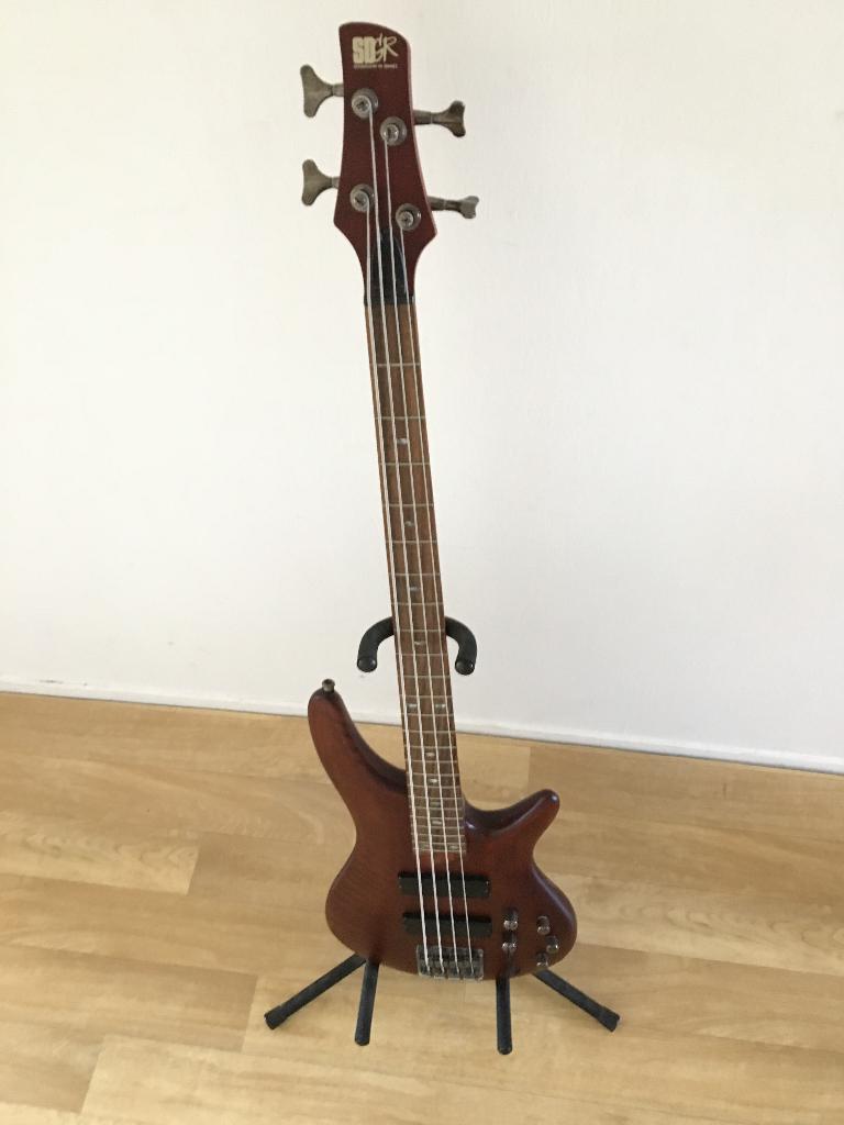 Ibanez SR500 + Roland cube30 bass-amp, Muziek en Instrumenten, Snaarinstrumenten | Gitaren | Bas, Ophalen, Zo goed als nieuw, Elektrisch