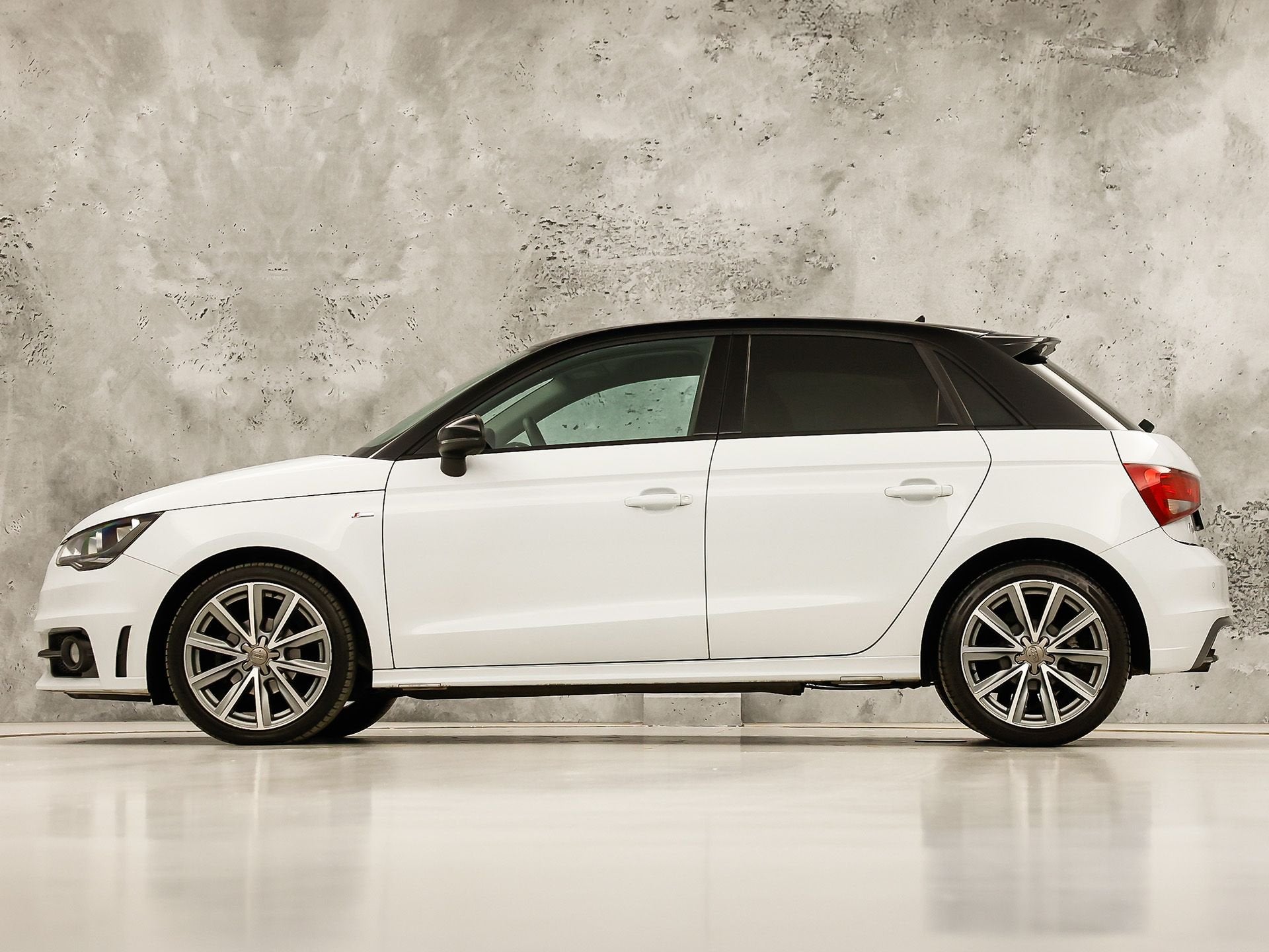 Audi A1 Sportback 1.2 TFSI S-Line Sport (NAVIGATIE, 5 DEURS,, Auto's, Voorwielaandrijving, Zwart, 4 cilinders, Wit
