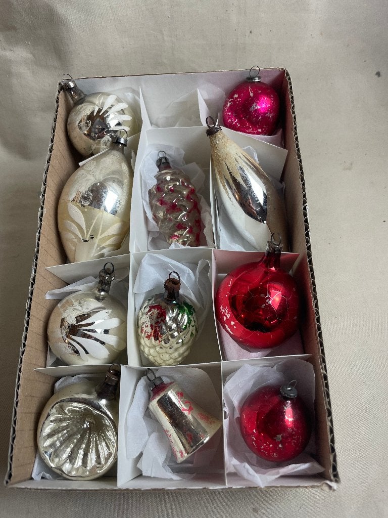 Doosje met oude glazen zilveren en rode kerstballen, Ophalen of Verzenden, Gebruikt