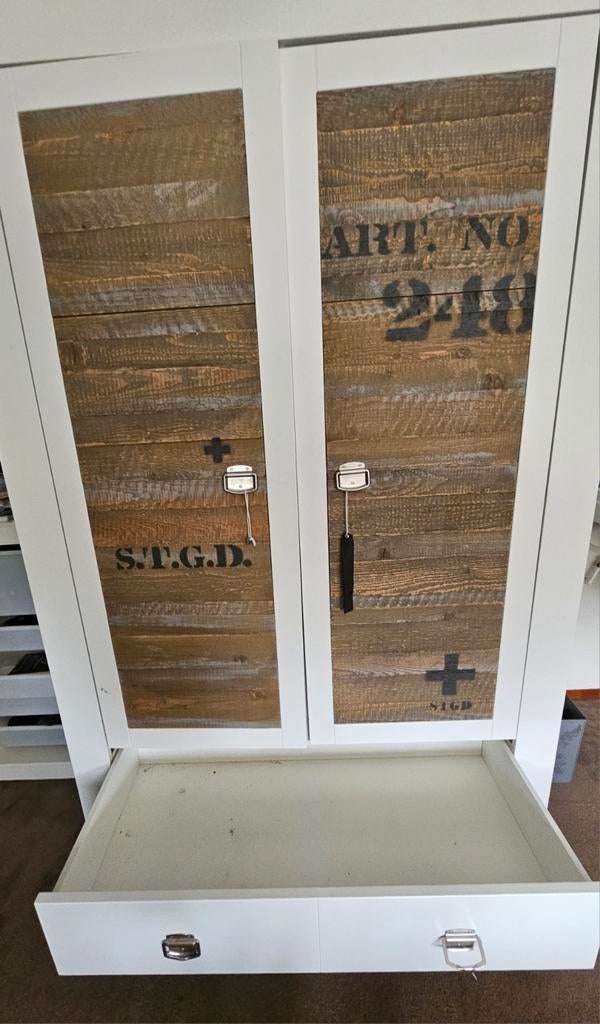 Stapelgoed Kinderkamer Set: Kledingkast en Bureau, Ophalen, Zo goed als nieuw, Jongetje of Meisje