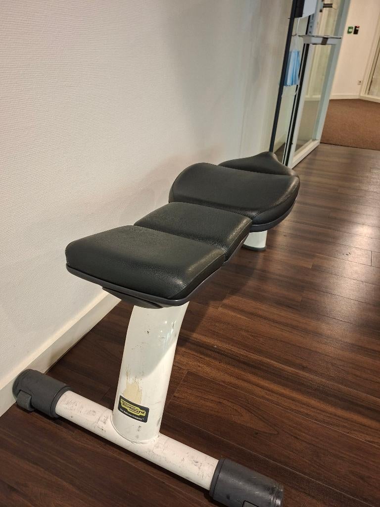 Technogym flat bench, Ophalen, Zo goed als nieuw, Fitnessbank