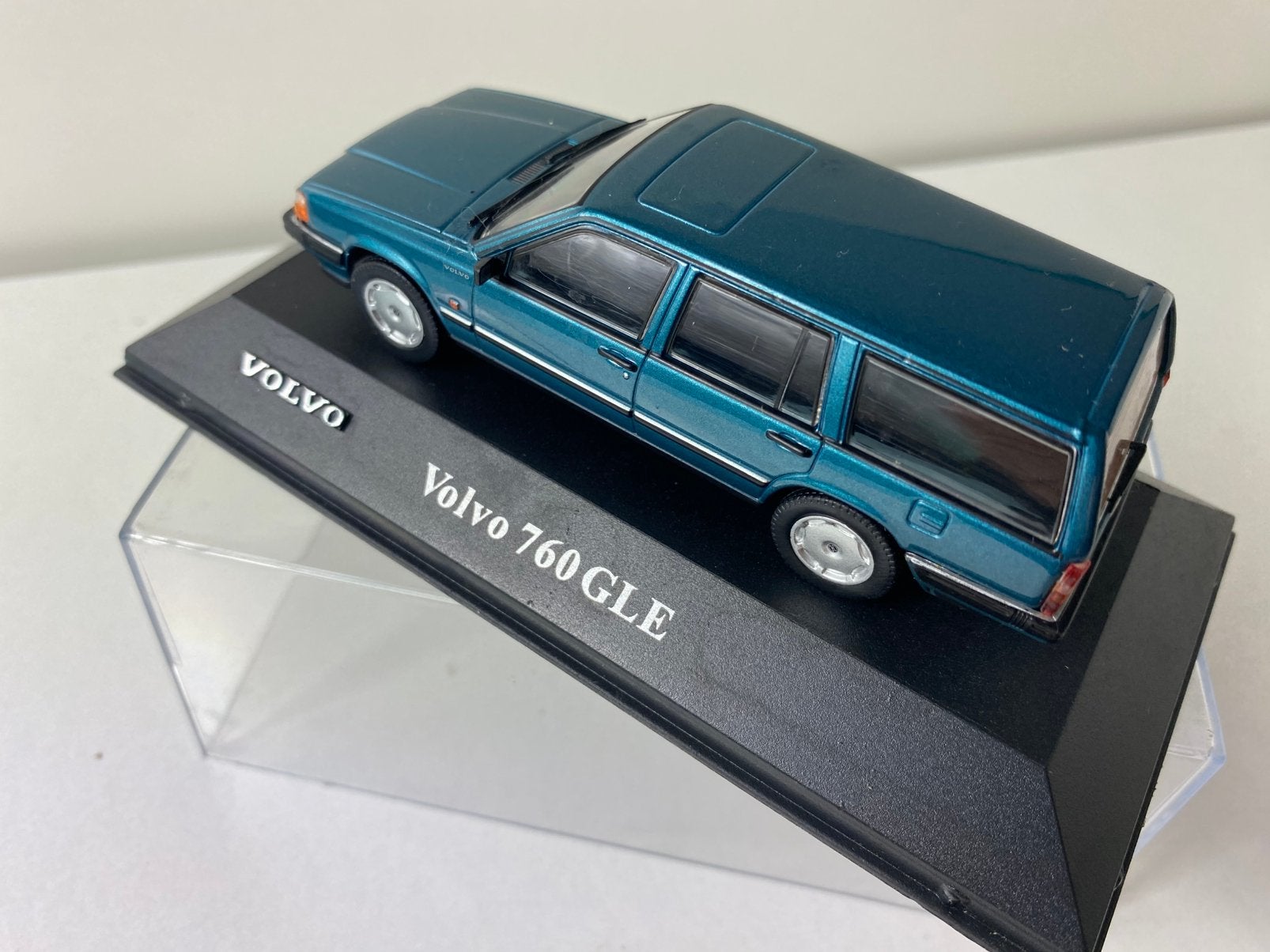 1:43 VOLVO 760GLE-break-in vitrinebox, Ophalen of Verzenden, Nieuw, Auto, Overige merken