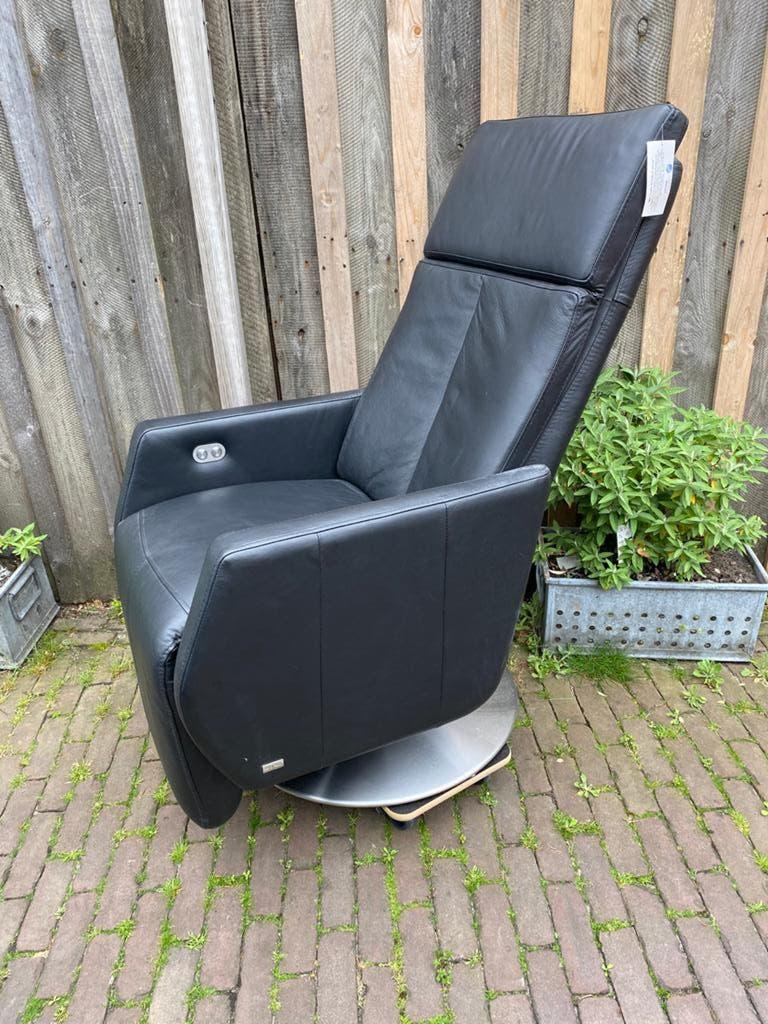 Relaxstoel elektrisch verstelbaar zwart leder 2 stuks zgan, Huis en Inrichting, Fauteuils, Ophalen, Minder dan 75 cm, Zo goed als nieuw