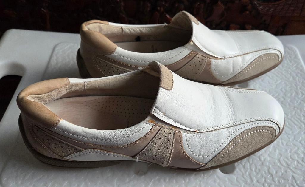 Zgn. damesschoenen maat 39- 39,5. Wit-créme, leer. Instapper, Ophalen of Verzenden, Zo goed als nieuw, Instappers, Beige