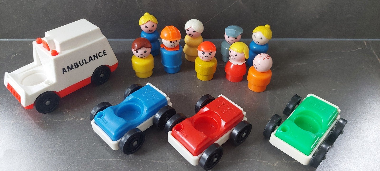 Vintage Fisher Price set popjes, auto's en ambulance, Ophalen of Verzenden