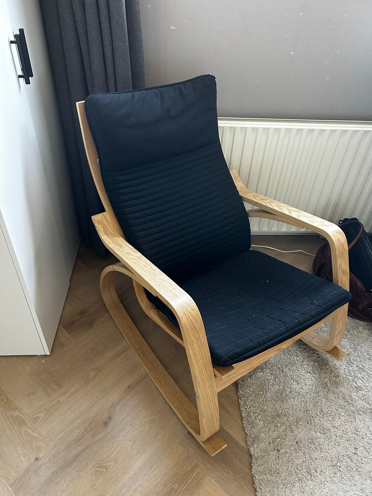 IKEA Poäng Schommelstoel met zwart kussen, Huis en Inrichting, Ophalen, Gebruikt, Zwart, Eén