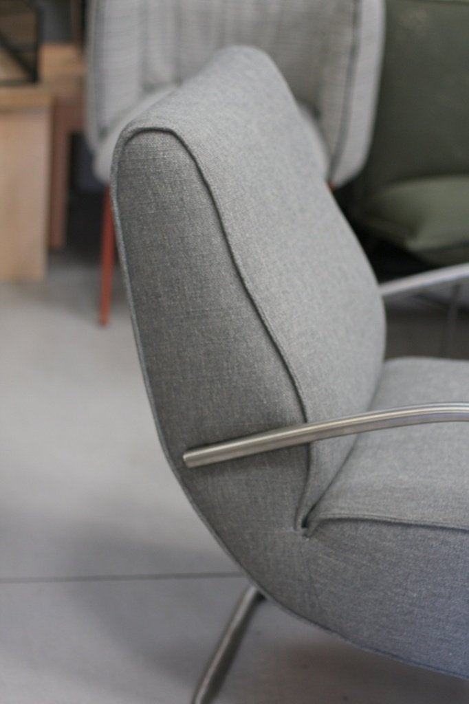 Luxe grijze fauteuil Howard Jess metaal stof sledeframe, Huis en Inrichting, Ophalen, 75 tot 100 cm, Zo goed als nieuw, Metaal