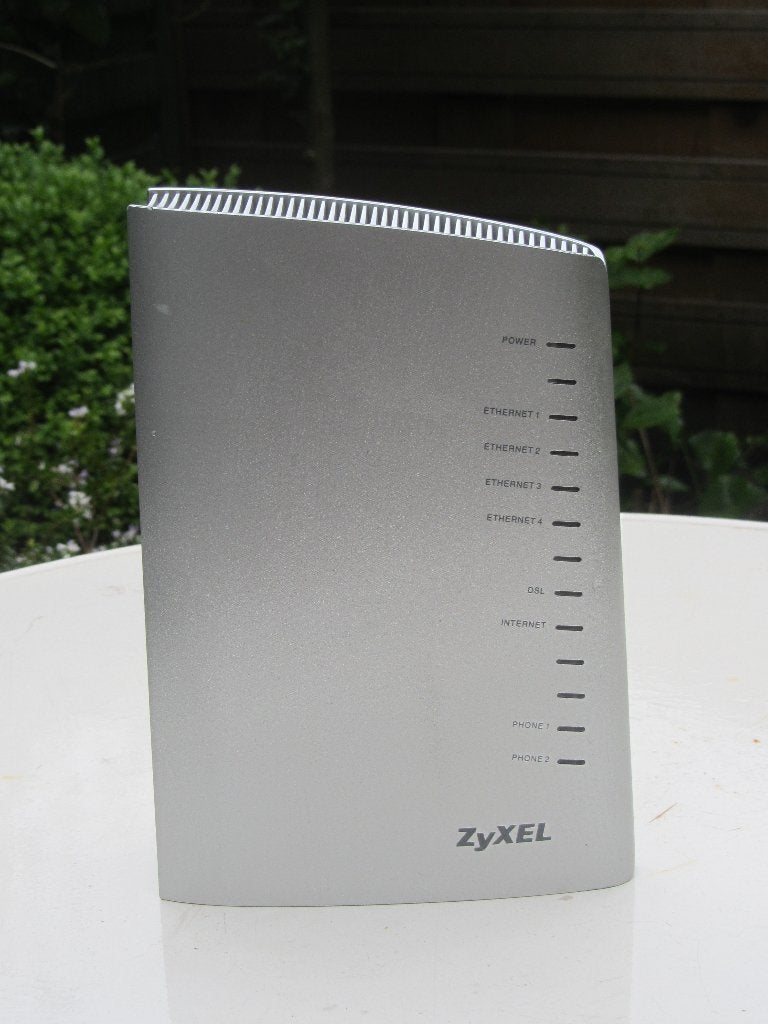 Zyxel, type P2602H-D1A (ADSL-modem, retro), Computers en Software, Ophalen of Verzenden, Gebruikt, Router met modem, Zyxel en Huawei