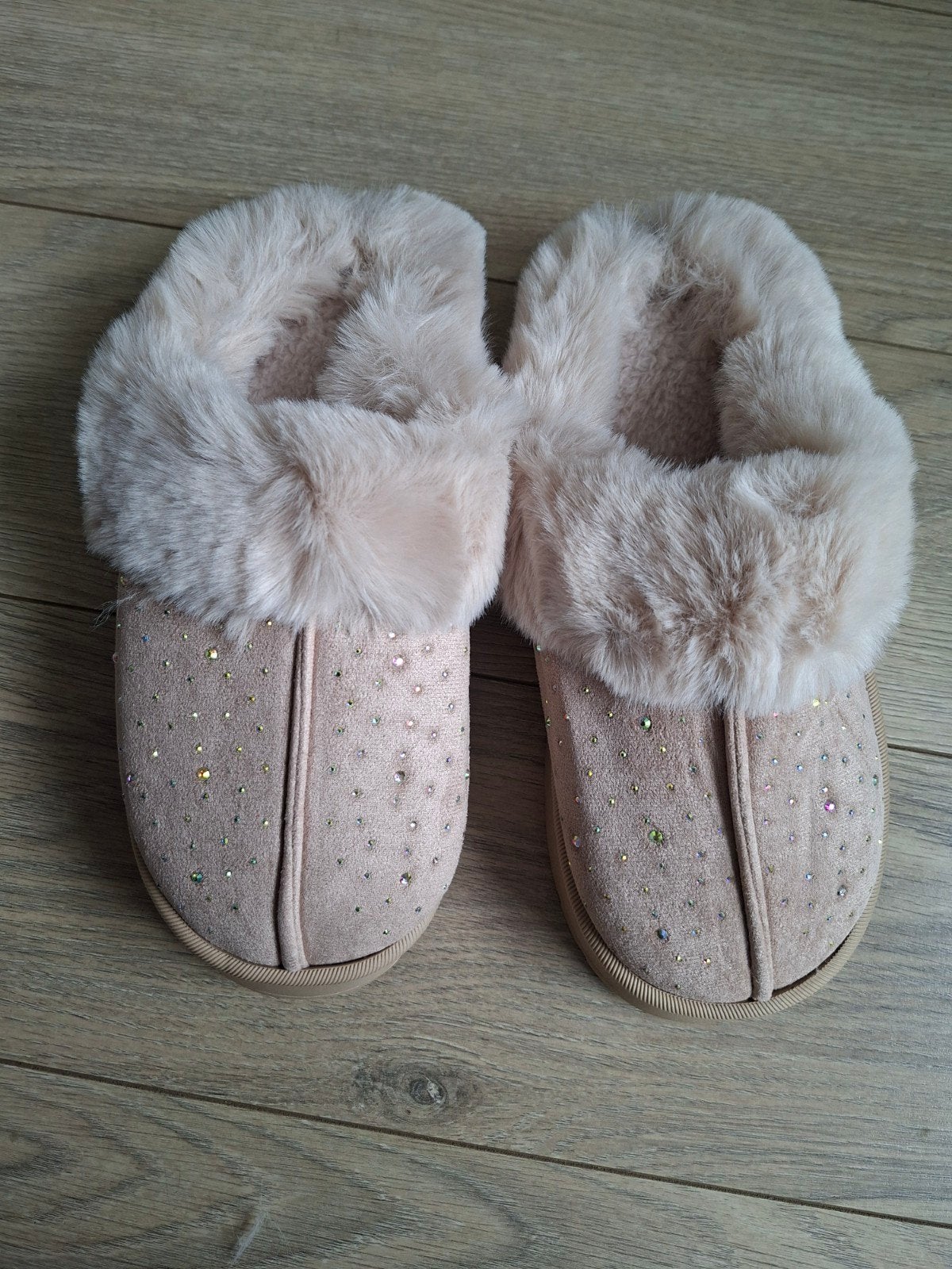 Leuke nieuwe pantoffels met strass maat 38/39, Beige, Nieuw, Ophalen of Verzenden, Pantoffels of Sloffen
