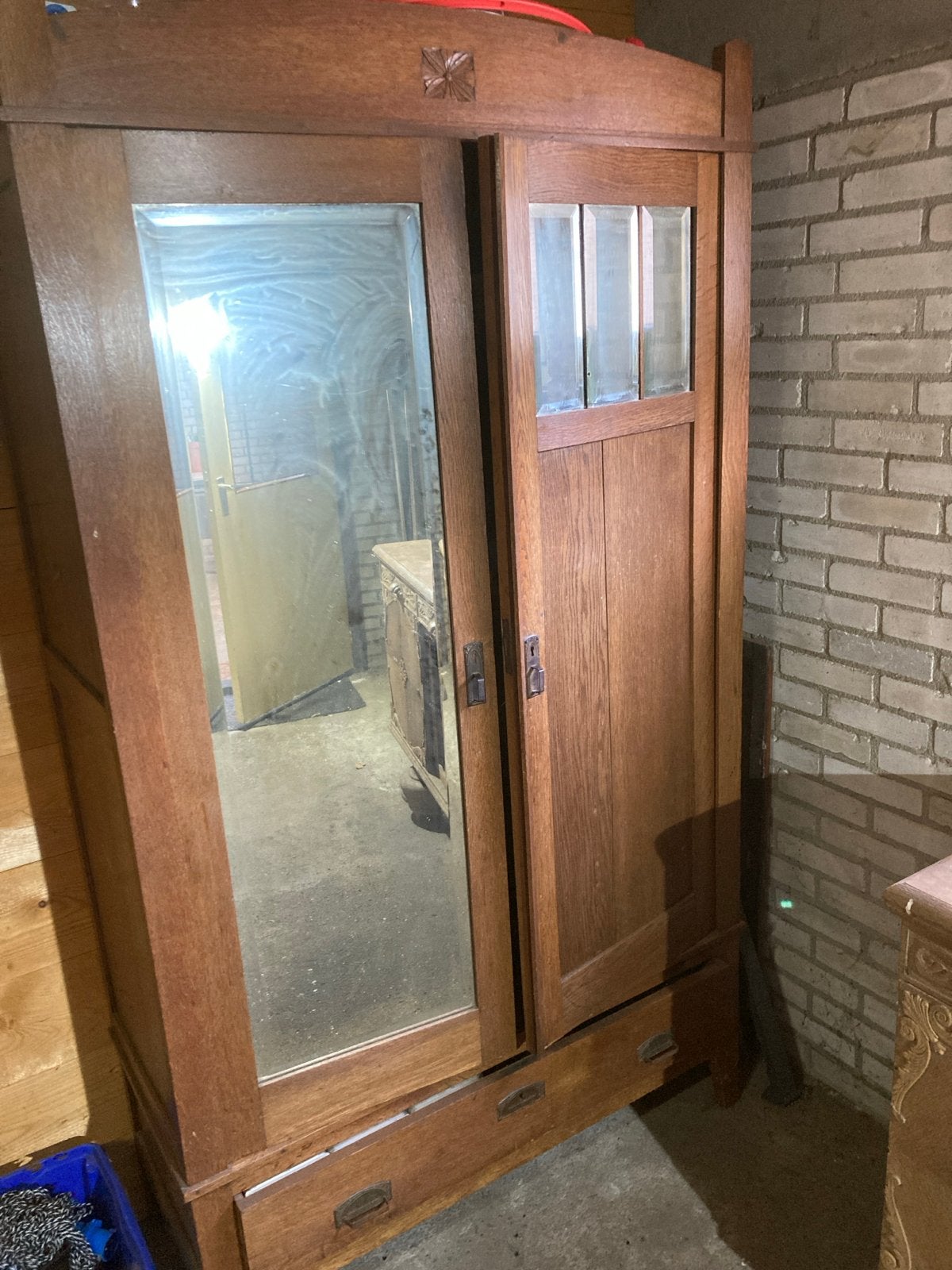Antieke kast met spiegel en lades, Ophalen