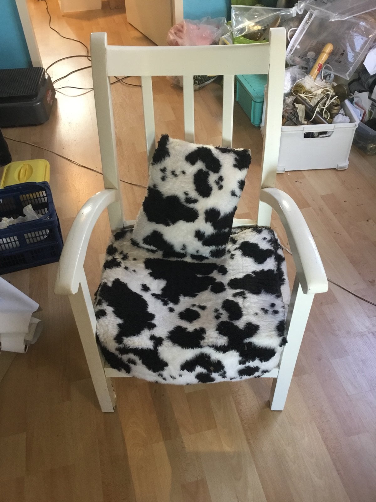 Witte houten stoel met koeienprint kussen, Gebruikt, Wit, Ophalen of Verzenden, Eén