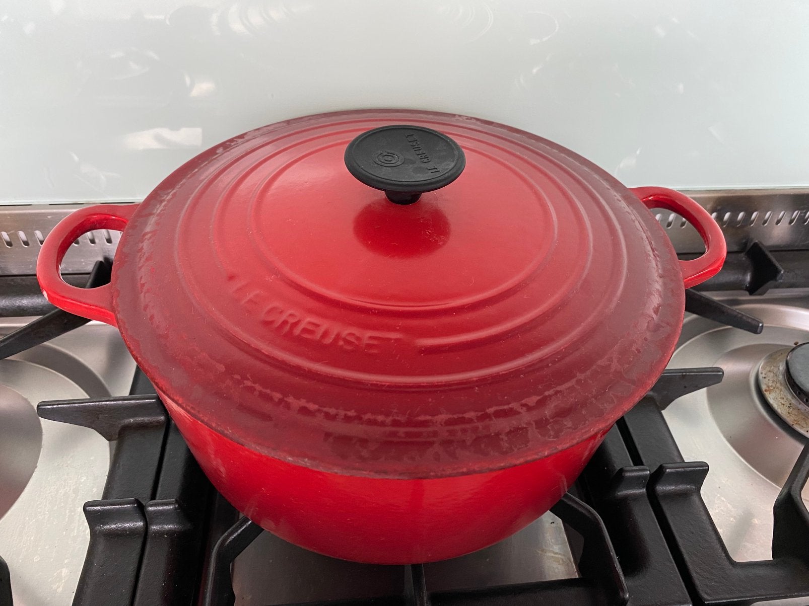 Le Creuset 26cm, Huis en Inrichting, Keuken | Potten en Pannen, Ophalen, Zo goed als nieuw, Gietijzer, Koekenpan of Braadpan