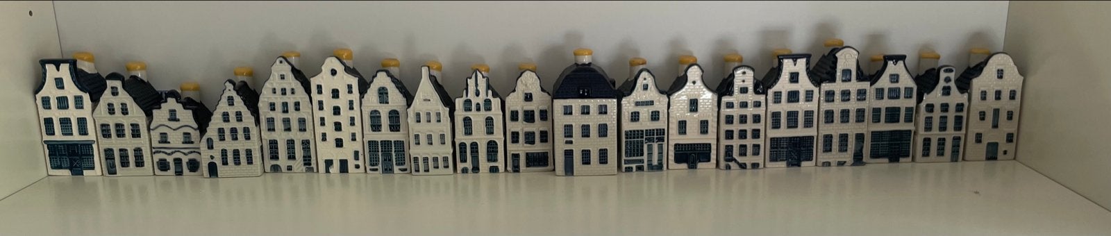 KLM huisjes collectie: 22 gesealde,  3 geopende huisjes, Verzamelen, Ophalen of Verzenden, Zo goed als nieuw, Porselein, Beeldje(s)
