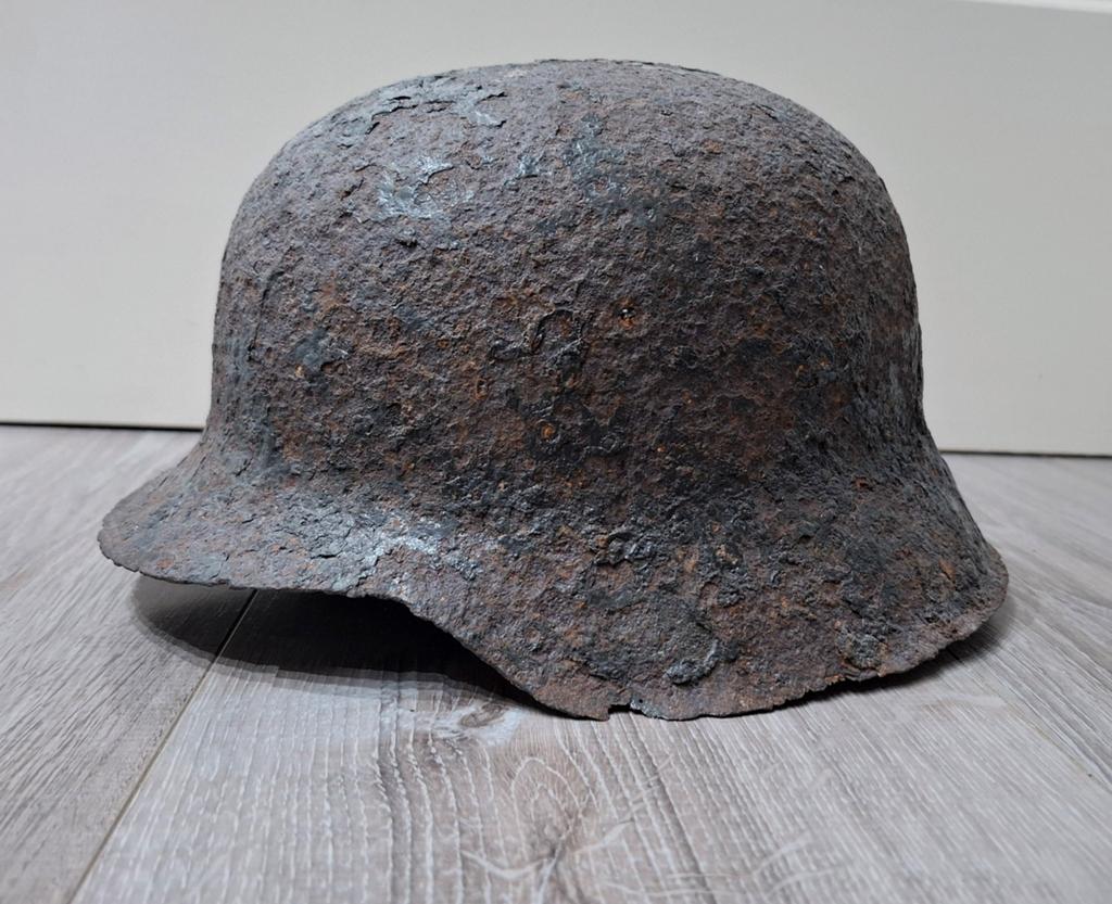 M42 Duitse helm bodemvondst, Verzamelen, Militaria | Tweede Wereldoorlog, Ophalen of Verzenden, Duitsland, Helm of Baret