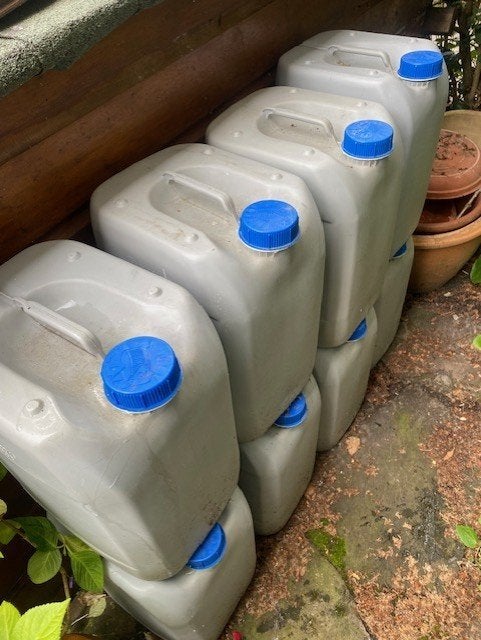 8 jerrycans van ieder 20 liter, Ophalen, Gebruikt