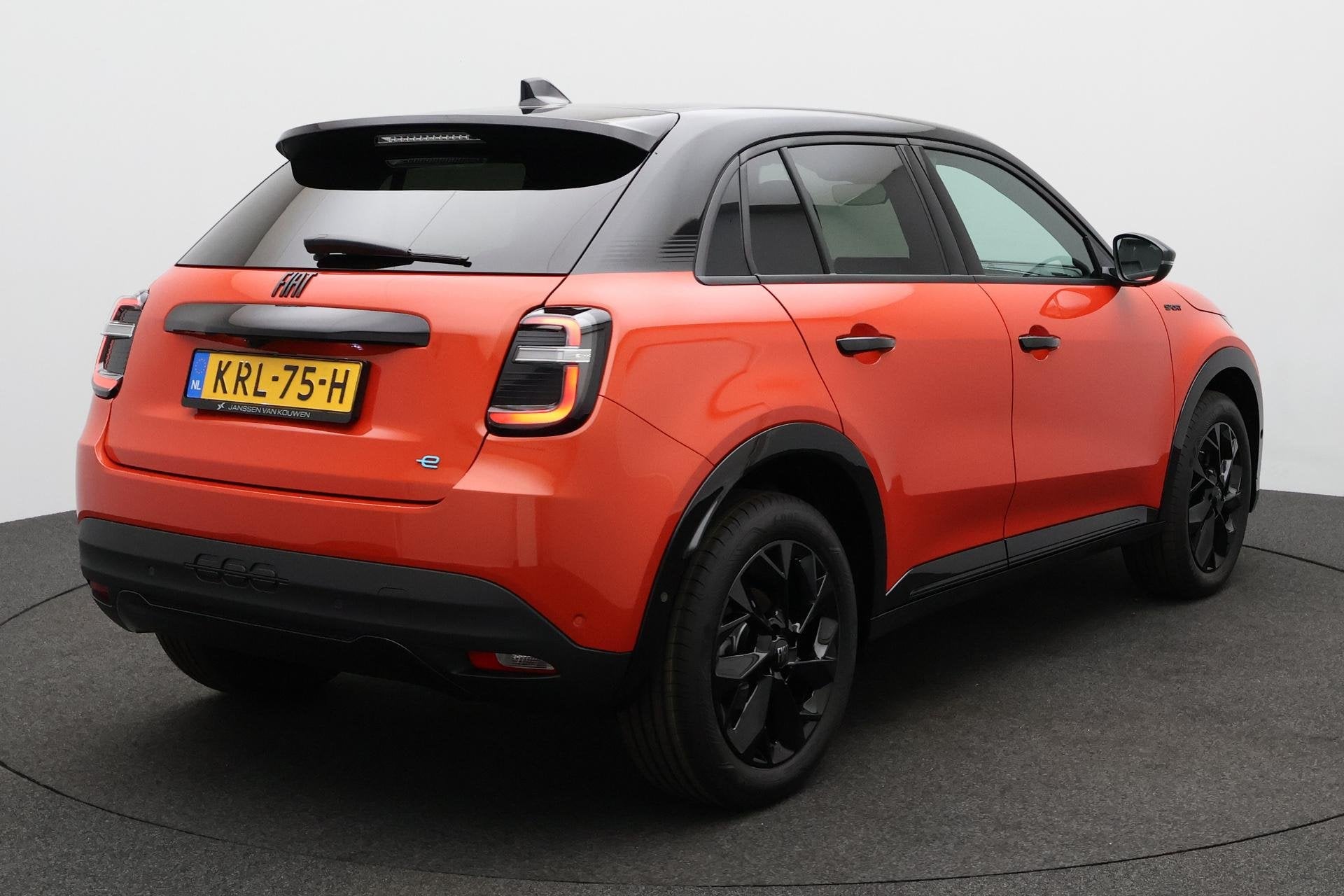 Fiat 600e Sport 54 kWh stoelmassage el. verwarmbare stoelen, Auto's, Automatische klimaatregeling, Origineel Nederlands, SUV of Terreinwagen