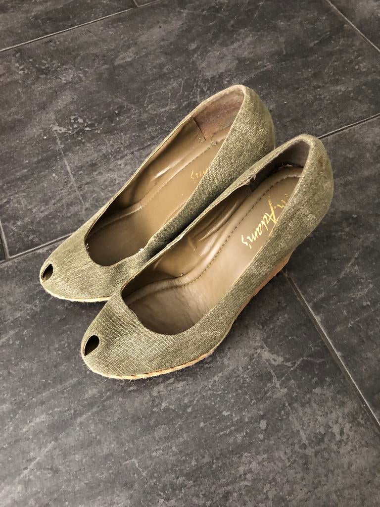 Dr Adams Peep Toe sleehakken - Olijfgroen, Kleding | Dames, Schoenen, Pumps, Ophalen of Verzenden, Zo goed als nieuw, Groen