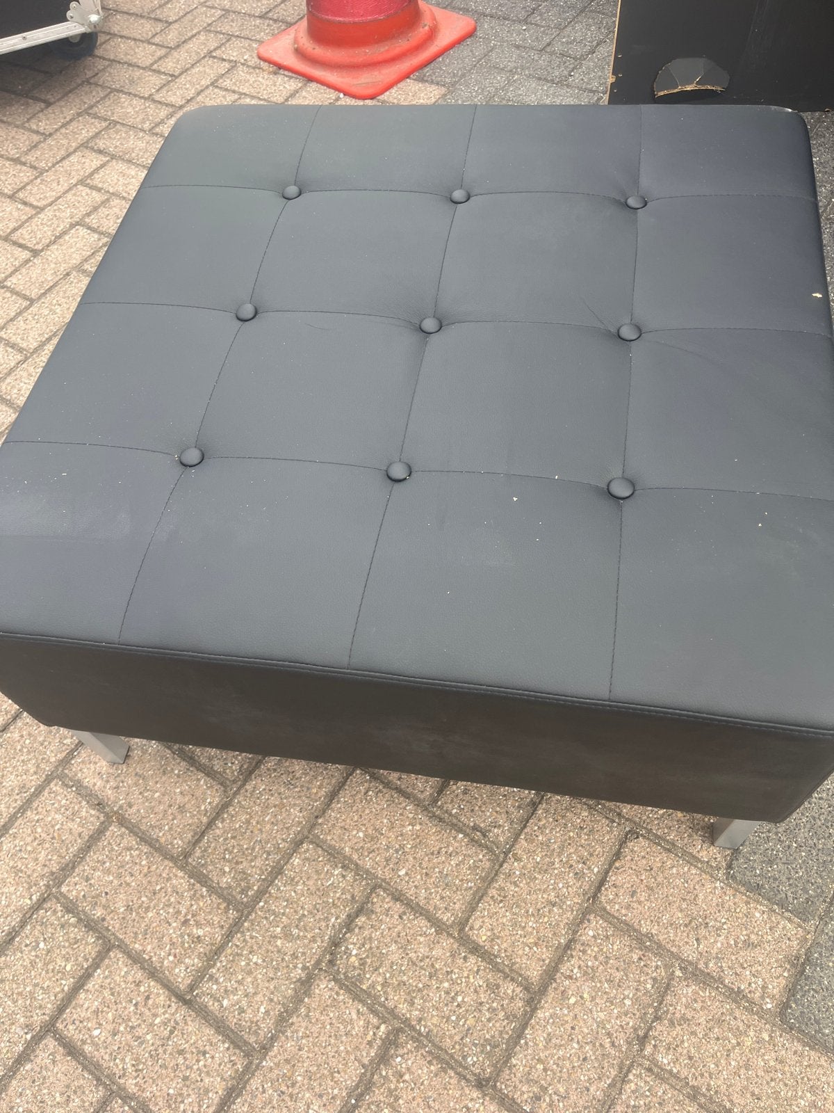 Zwarte poef/voetenbank 80x80x40 cm met lichte krasjes, Gebruikt, Zwart, Vierkant, 75 tot 100 cm