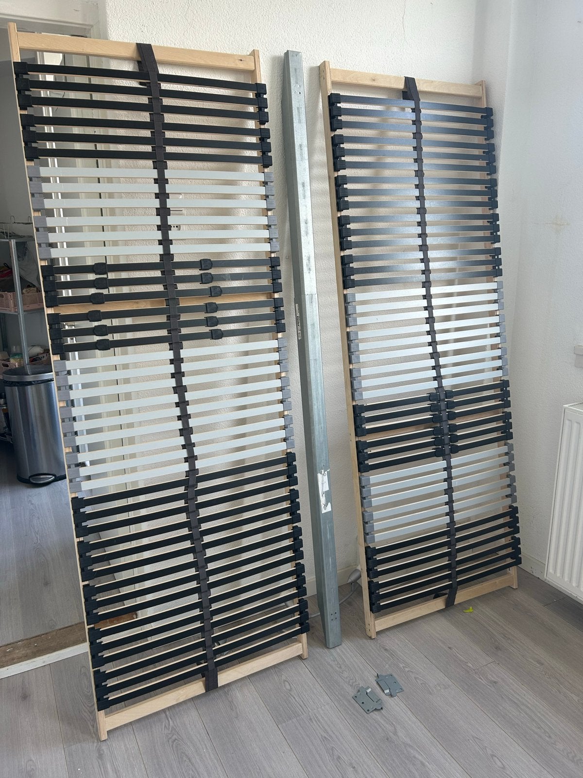 2 lattenbodems 70x200 cm met ijzeren steunbalk, Huis en Inrichting, Slaapkamer | Matrassen en Bedbodems, Ophalen, Gebruikt, Bedbodem
