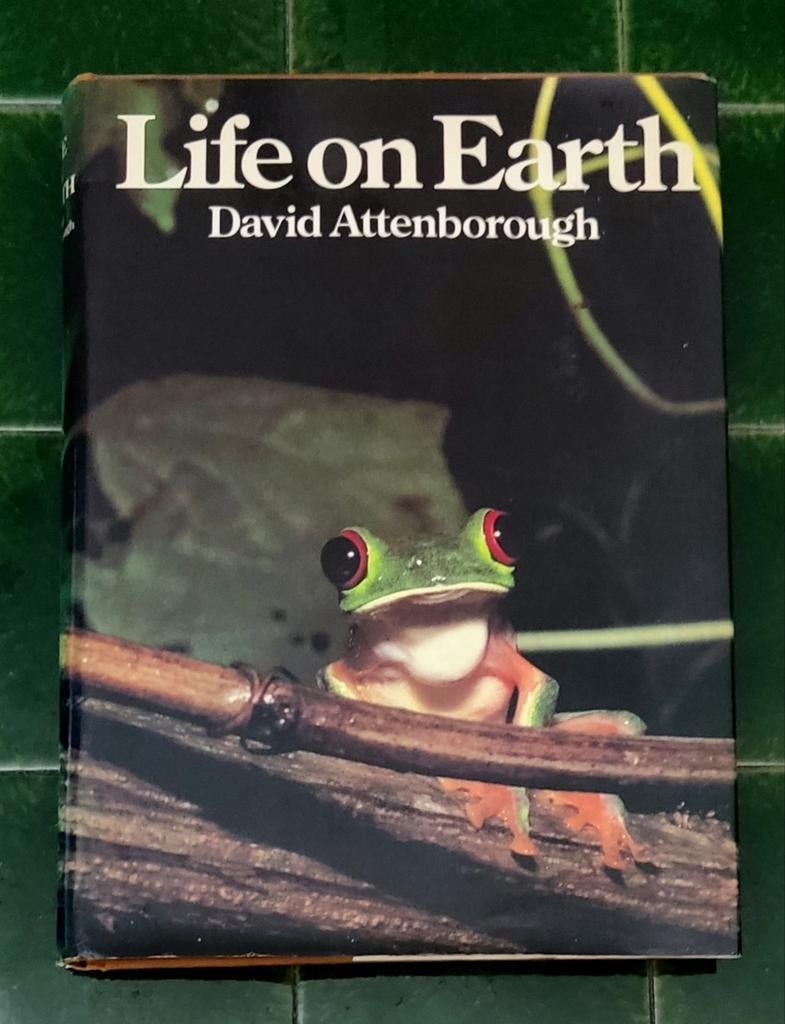 Life on Earth - David Attenborough (Natuurboek), Boeken, Ophalen of Verzenden, Gelezen, Natuur algemeen, David Attenborough