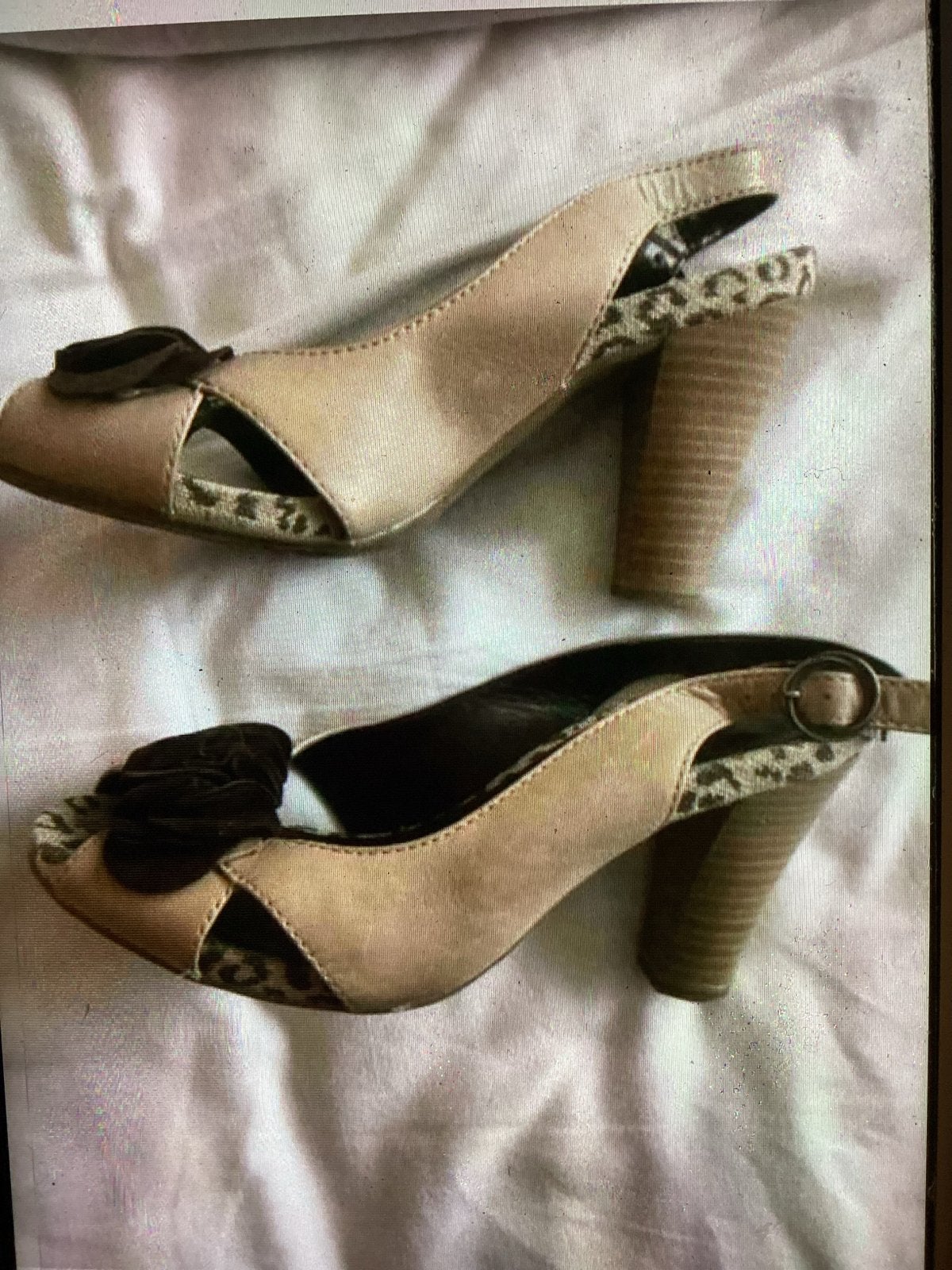 Elegante beige slingback hakken met bloem en dierenprint, Beige, Ophalen of Verzenden, Zo goed als nieuw, Schoenen met hoge hakken
