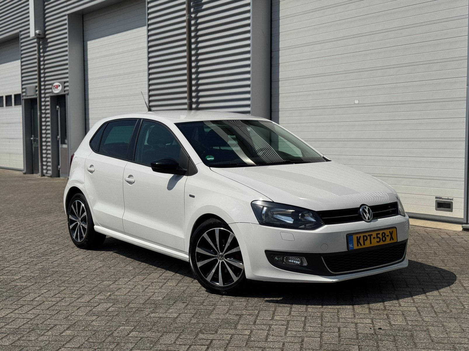 VOLKSWAGEN POLO 1.2 TSI MATCH 5-DEURS AIRCO PDC CRUISE, Auto's, Volkswagen, Voorwielaandrijving, Zwart, 4 cilinders, Lichtsensor
