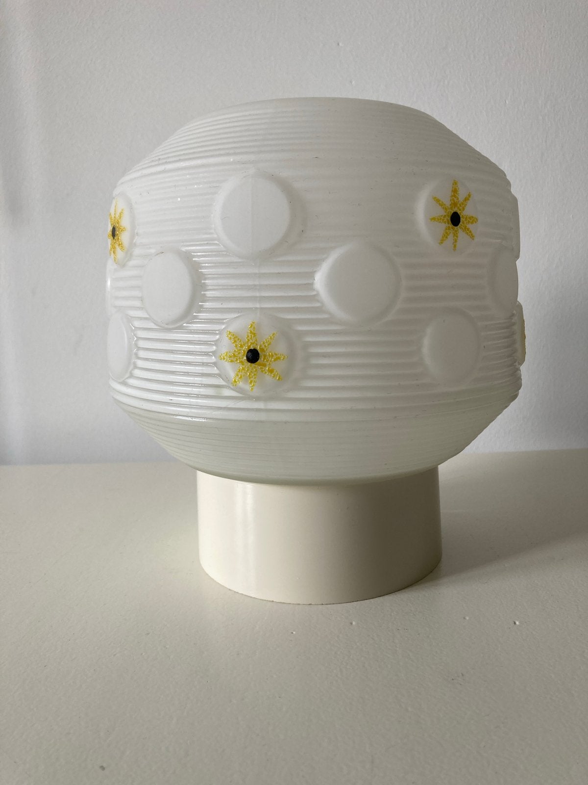 Vintage jaren 50 plafondlamp - Melkglas met gele bloemen, Ophalen, Wit, Overige merken, Gebruikt
