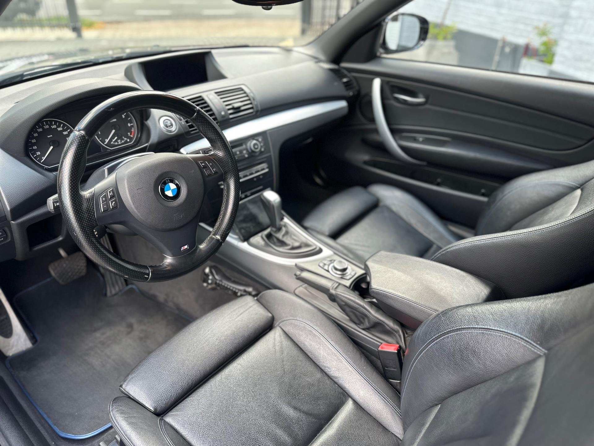 BMW 1-serie Cabrio 118i M Sport | M PAKKET | LEER | XENON |, Euro 5, Achterwielaandrijving, Zwart, Cabriolet