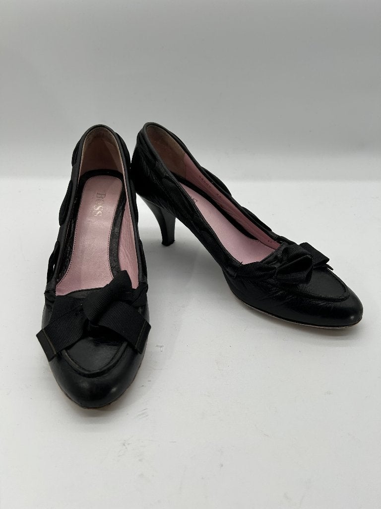 Hugo Boss, maat 37 zwarte pumps met strik en subtiele glans, Verzenden, Zwart, Zo goed als nieuw, Schoenen met hoge hakken