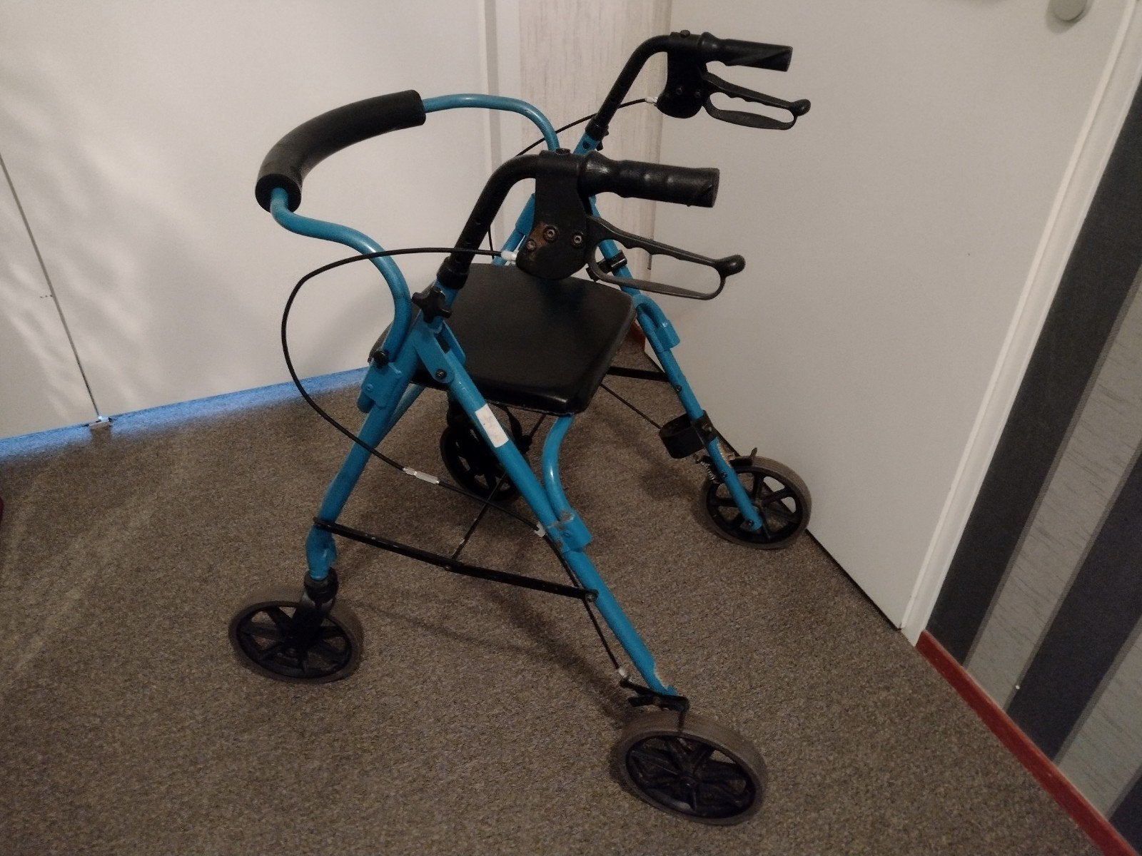 blauwe Thuasne Move Light rollator met een zwarte zitting., Diversen, Rollators, Ophalen