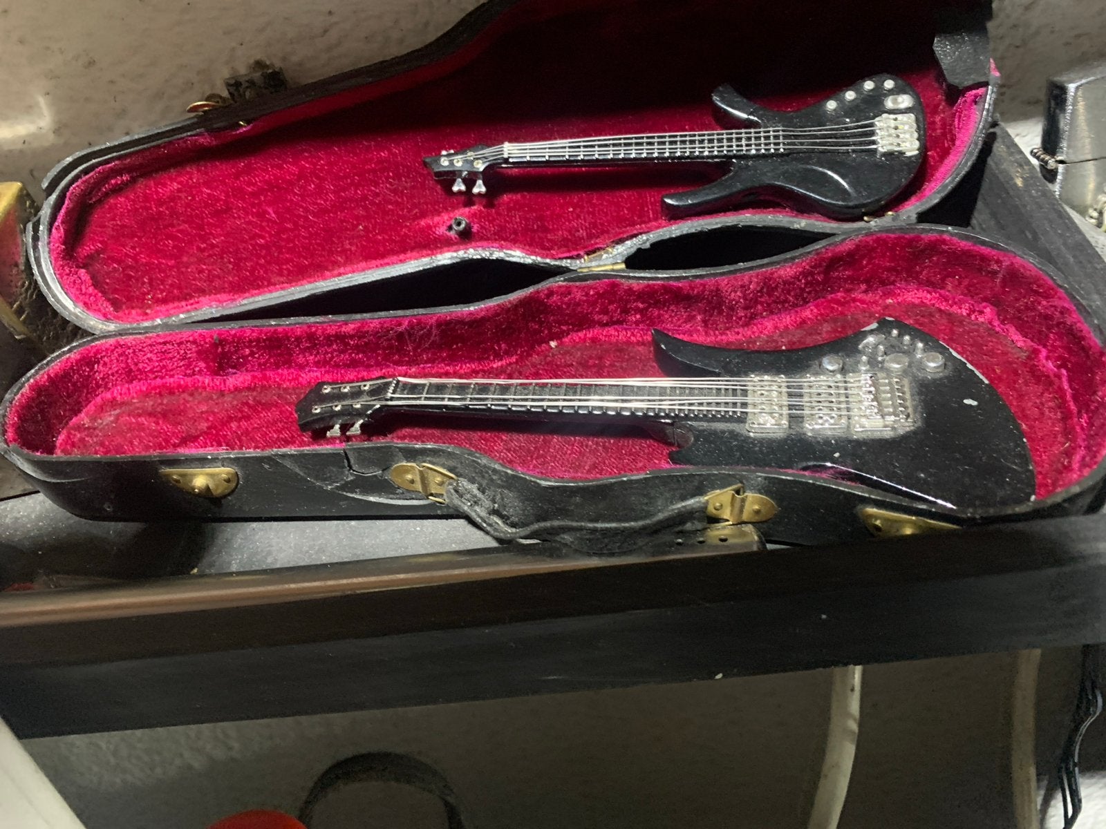 Miniatuur gitaar en basgitaar in koffer vintage liighters, Ophalen of Verzenden, Zo goed als nieuw