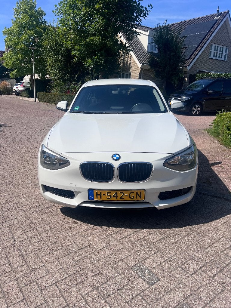 BMW 1-Serie 116i 136PK 5D 2014 Wit, Dealer onderhouden, Zwart, 4 cilinders, Wit
