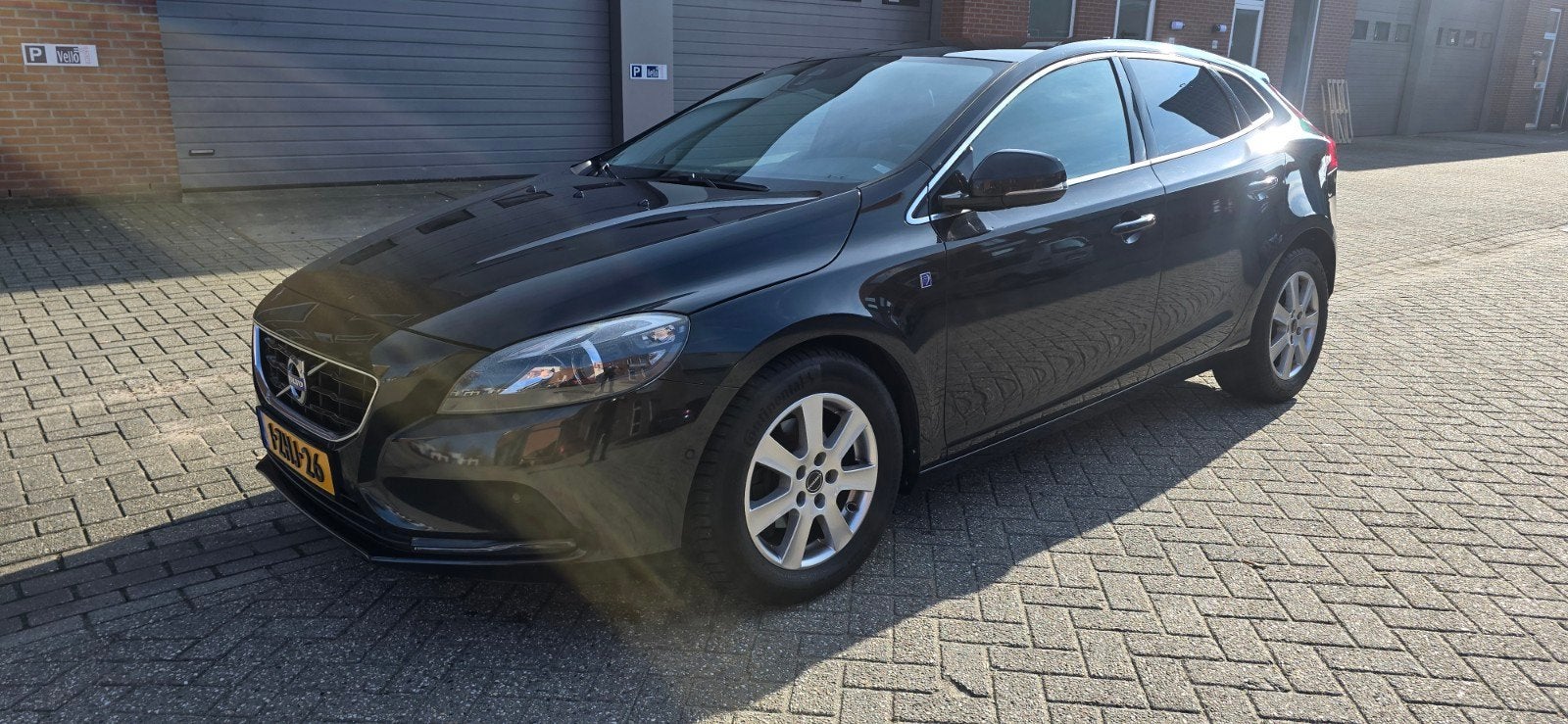 Volvo V40 2.0 D4 190PK 2014 Zwart OCEAN RACE NIEUWE APK, Auto's, Volvo, Voorwielaandrijving, Zwart, Zwart, Bedrijf