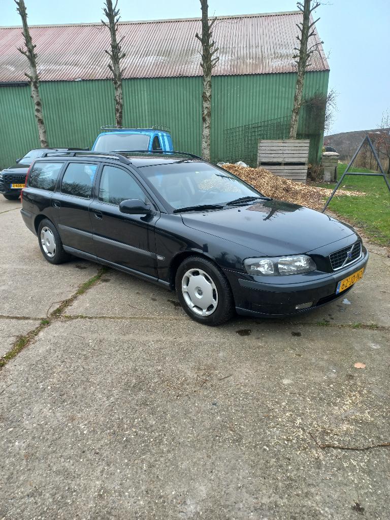 Volvo V70 2.4 170PK AUT 2002 Zwart, Auto's, Volvo, 1800 kg, Zwart, Zwart, Stationwagon